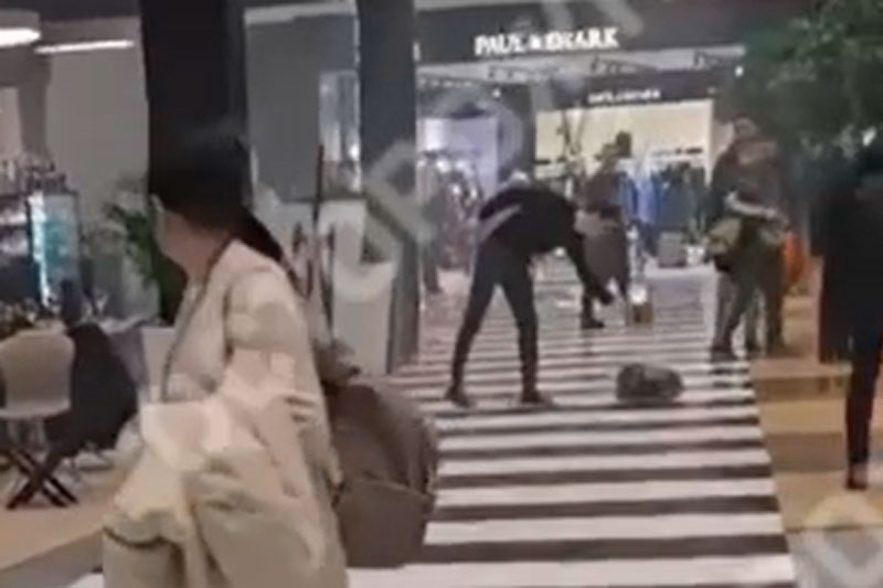 Пожар в аэропорту «Шереметьево»: задымился рюкзак у мужчины в военной форме. Видео | В аэропорту «Шереметьево» у мужчины в военной форме задымился рюкзак Пожар в аэропорту «Шереметьево»: задымился рюкзак у мужчины в военной форме. Видео | В аэропорту «Шереметьево» у мужчины в военной форме задымился рюкзак