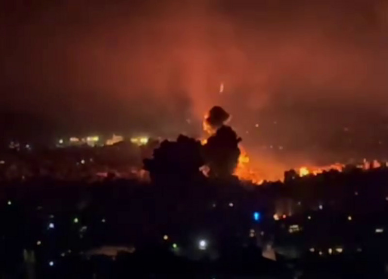 Израиль ударил по Бейруту. Целью мощной атаки был преемник генсека "Хезболлы" | Axios: целью удара Израиля по Бейруту стал новый лидер "Хезболлы"