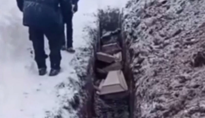 В Прокопьевске проверяют видео, где похоронная служба сбрасывает тела в общую могилу | СК проверяет кадры с массовым захоронением тел в Кемеровской области В Прокопьевске проверяют видео, где похоронная служба сбрасывает тела в общую могилу | СК проверяет кадры с массовым захоронением тел в Кемеровской области