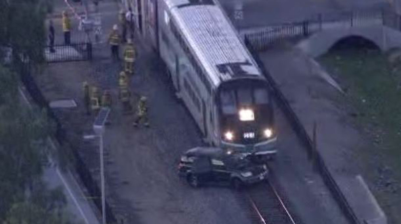 В Калифорнии поезд врезался в заглохший на рельсах автомобиль В Калифорнии поезд врезался в заглохший на рельсах автомобиль