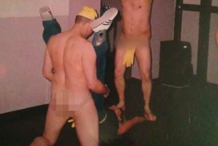 Жертва секс-травли в британской армии выложила фото "обрядов посвящения" Жертва секс-травли в британской армии выложила фото "обрядов посвящения"