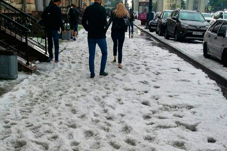 Выпавший град образовал сугробы в Санкт-Петербурге Выпавший град образовал сугробы в Санкт-Петербурге