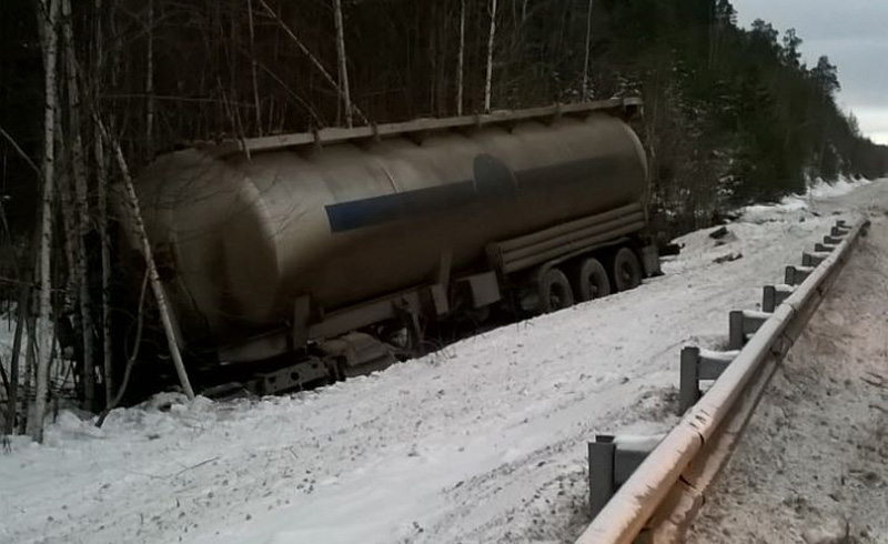 Два человека погибли в столкновении грузовиков на Среднем Урале Два человека погибли в столкновении грузовиков на Среднем Урале