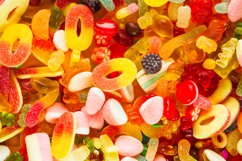 Популярную сладкую еду сравнили с употреблением уксуса | Врач Вялов объяснил, как кислые конфеты могут навредить организму