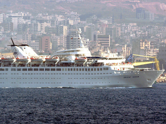 Круизный лайнер Orient Queen затонул в Бейруте после взрыва Круизный лайнер Orient Queen затонул в Бейруте после взрыва