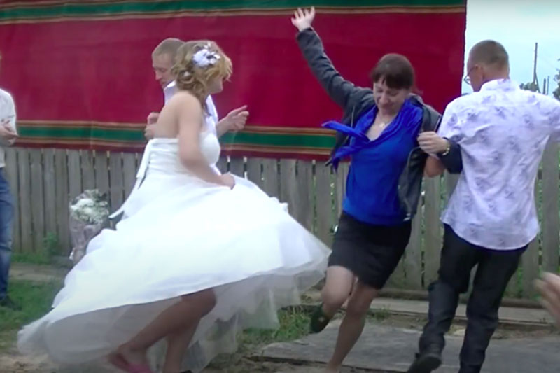 На свадьбе друг жениха устроил стрельбу и ранил девочку