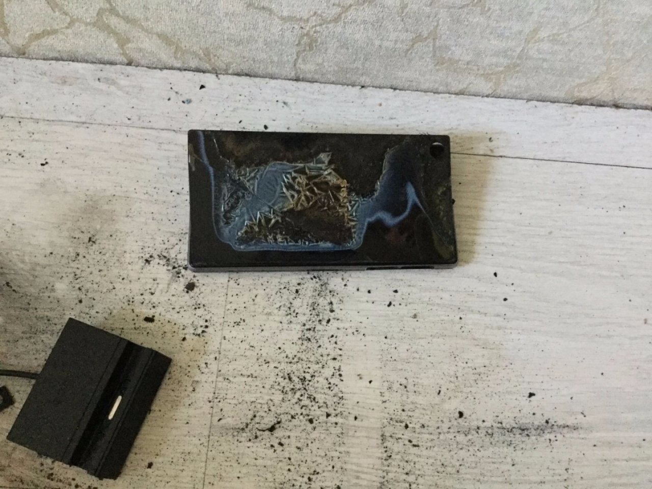 Смартфон на зарядке взорвался и загорелся у 17-летнего екатеринбуржца Смартфон на зарядке взорвался и загорелся у 17-летнего екатеринбуржца