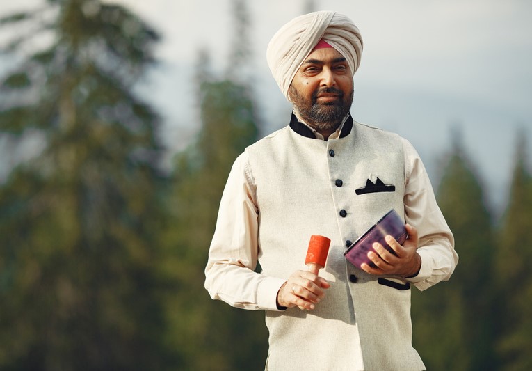 Создал несуществующие страны и стал «послом»: аферист из Индии устроил международный спектакль за деньги | В Индии арестовали мужчину, выдававшего себя за посла вымышленных государств Создал несуществующие страны и стал «послом»: аферист из Индии устроил международный спектакль за деньги | В Индии арестовали мужчину, выдававшего себя за посла вымышленных государств