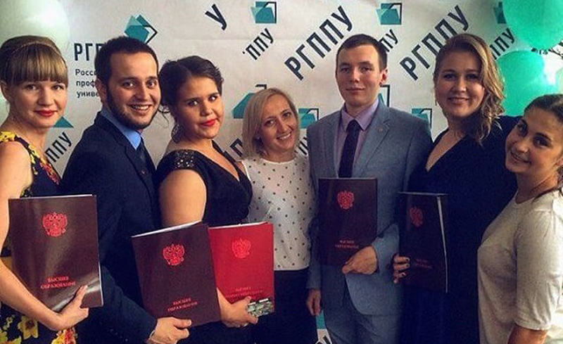 "Стыдно показывать работодателю": выпускникам РГППУ выдали дипломы в картонных папках вместо "корочек" "Стыдно показывать работодателю": выпускникам РГППУ выдали дипломы в картонных папках вместо "корочек"