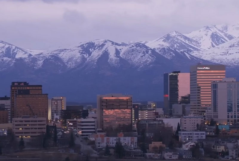 Часть российской делегации прибыла в Анкоридж для подготовки саммита Путина и Трампа | Российская делегация прибыла на Аляску перед встречей Путина и Трампа