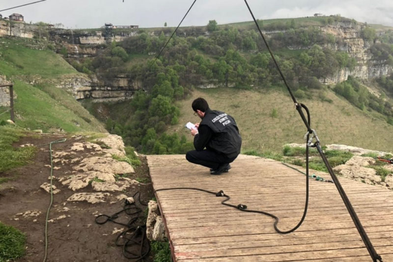 В Дагестане туристы столкнулись на зиплайне, сильно пострадала девушка | В Дагестане возбудили дело после столкновения двух людей на зиплайне В Дагестане туристы столкнулись на зиплайне, сильно пострадала девушка | В Дагестане возбудили дело после столкновения двух людей на зиплайне