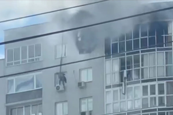 Знакомство в ресторане закончилось трагедией. В Екатеринбурге мужчина сорвался с балкона 20 этажа, спасаясь от пожара | Мужчина сорвался с 20 этажа горящего дома в Екатеринбурге Знакомство в ресторане закончилось трагедией. В Екатеринбурге мужчина сорвался с балкона 20 этажа, спасаясь от пожара | Мужчина сорвался с 20 этажа горящего дома в Екатеринбурге