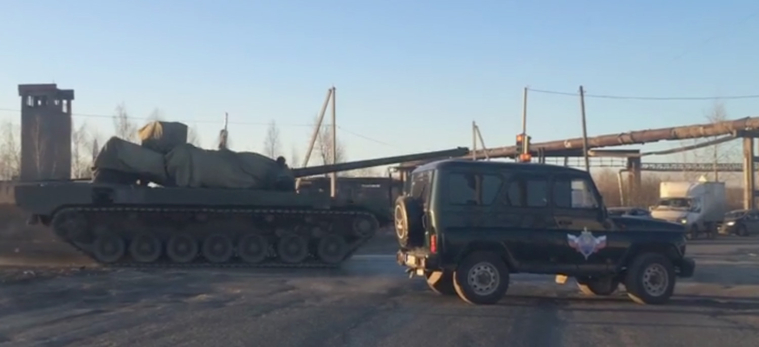 Парада не дождались: новый танк «Армата» засняли на видеорегистратор. ВИДЕО Парада не дождались: новый танк «Армата» засняли на видеорегистратор. ВИДЕО