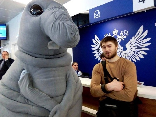 Человек в костюме Ждуна пришел на презентацию программы "Почта без очередей" в отделение "Почты России" Человек в костюме Ждуна пришел на презентацию программы "Почта без очередей" в отделение "Почты России"