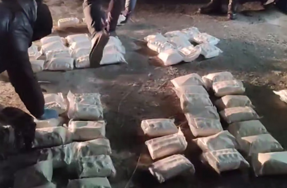 Челябинские силовики ликвидировали нарколабораторию и изъяли 300 килограмм наркотиков | В Челябинске силовики изъяли рекордную партию синтетических наркотиков Челябинские силовики ликвидировали нарколабораторию и изъяли 300 килограмм наркотиков | В Челябинске силовики изъяли рекордную партию синтетических наркотиков