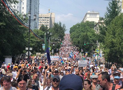 Десятки тысяч хабаровчан вышли на акцию в поддержку губернатора Фургала Десятки тысяч хабаровчан вышли на акцию в поддержку губернатора Фургала