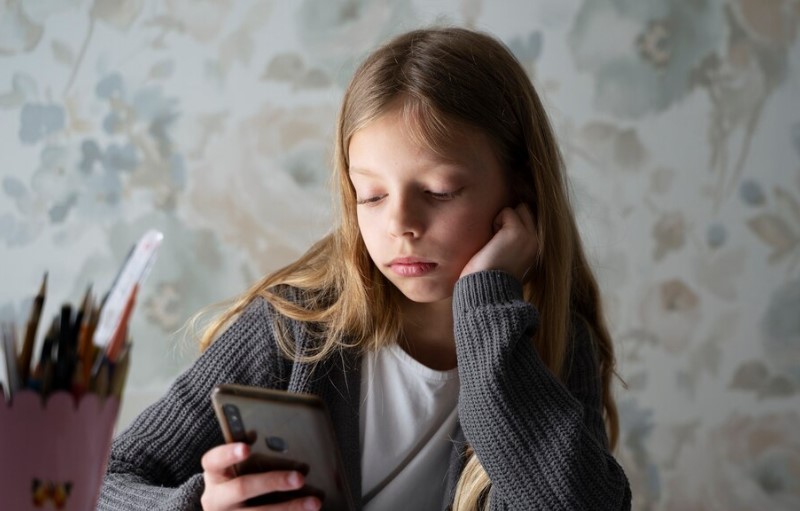 "Вопрос безопасности": депутат Леонов призвал родителей не отбирать у детей гаджеты | Депутат Леонов призвал не отбирать телефоны у детей ради "Вопрос безопасности": депутат Леонов призвал родителей не отбирать у детей гаджеты | Депутат Леонов призвал не отбирать телефоны у детей ради