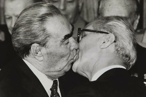 В Госдуме не увидели признаков ЛГБТ* в поцелуе Брежнева и Хонеккера