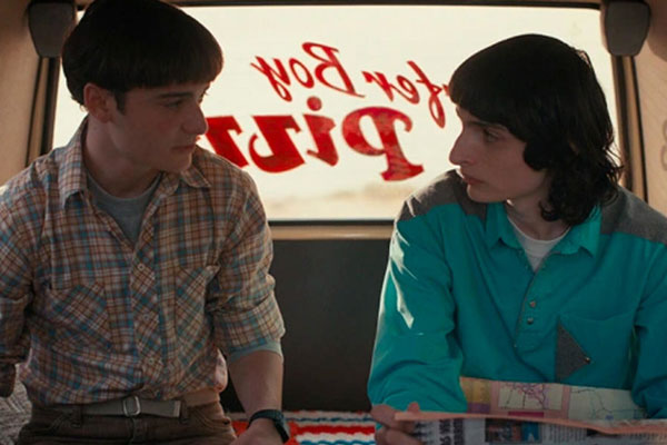 Съемки продолжения сериала «Очень странные дела» отложили из-за забастовки сценаристов Съемки продолжения сериала «Очень странные дела» отложили из-за забастовки сценаристов