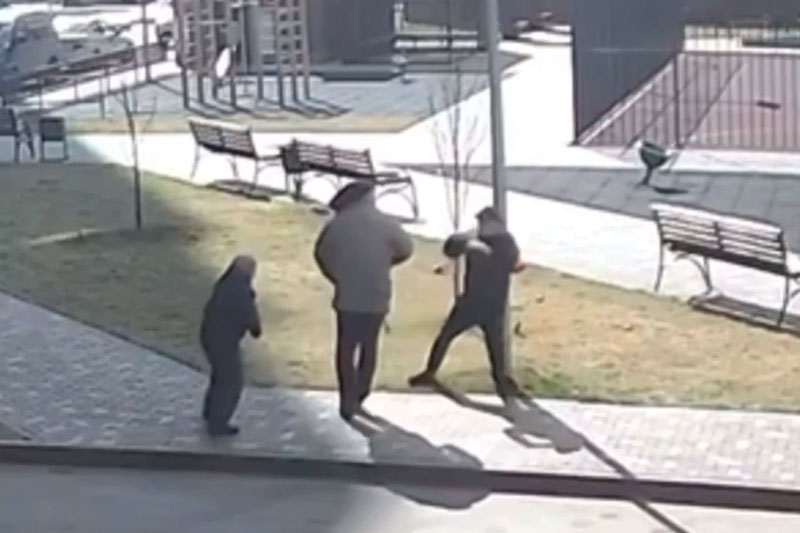 В Воронеже мужчина избил 26-летнего парня за выгул собаки около детской площадки | В Воронеже парня избили за прогулку с собакой В Воронеже мужчина избил 26-летнего парня за выгул собаки около детской площадки | В Воронеже парня избили за прогулку с собакой