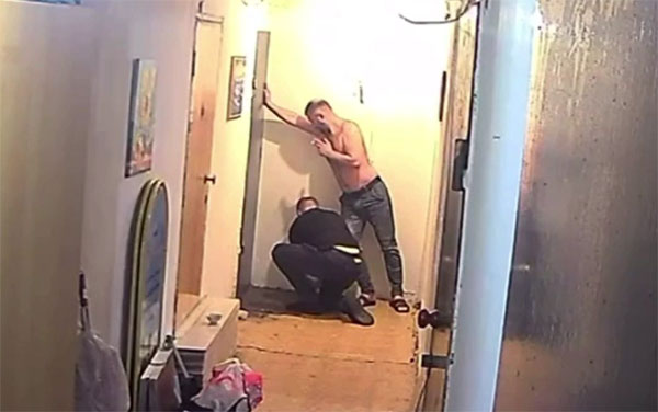 В Приморье двое мужчин «заминировали» дверь соседа из-за того, что он слушал громкую музыку | Мужчины в Приморье «заминировали» дверь из-за громкой музыки В Приморье двое мужчин «заминировали» дверь соседа из-за того, что он слушал громкую музыку | Мужчины в Приморье «заминировали» дверь из-за громкой музыки