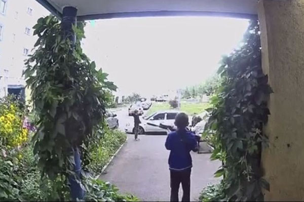 Мальчик с винтовкой расстрелял камеру домофона в Набережных Челнах Мальчик с винтовкой расстрелял камеру домофона в Набережных Челнах