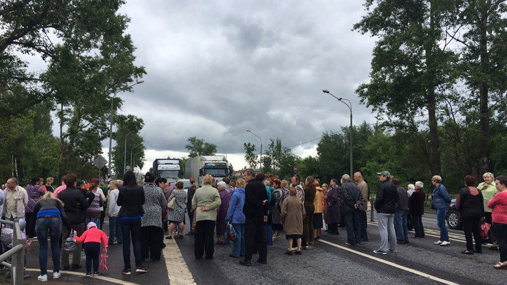 Это работает! Жители подмосковного города Клин перекрыли федеральную трассу. Им сразу дали горячую воду