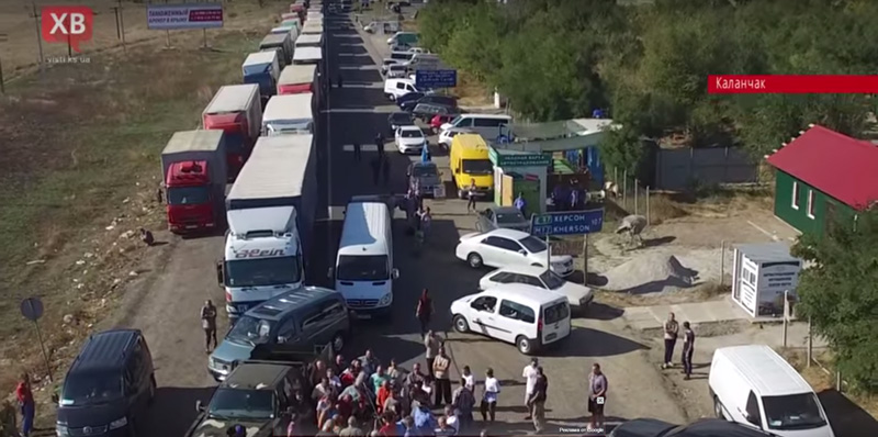 Более 800 фур заблокировано на границе Украины и Крыма Более 800 фур заблокировано на границе Украины и Крыма