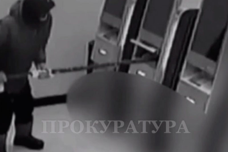 67-летний житель Москвы напал на банкомат, чтобы «поменять свою жизнь» | Жителя Москвы задержали за попытку украсть из банкомата деньги на «новую жизнь» 67-летний житель Москвы напал на банкомат, чтобы «поменять свою жизнь» | Жителя Москвы задержали за попытку украсть из банкомата деньги на «новую жизнь»