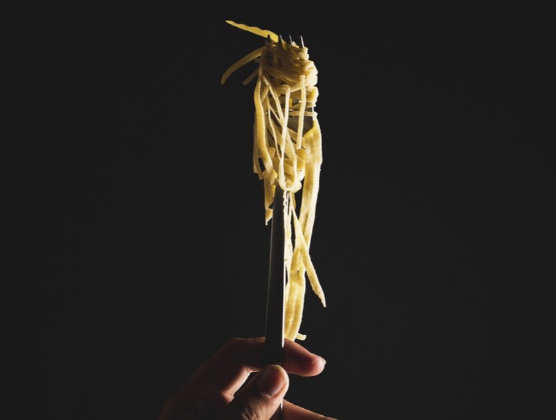 "Верю в спагетти с тефтельками": в Подмосковье учительница пришла на работу в дуршлаге — ее отстранили | Учительницу отстранили от работы в Подмосковье из-за веры в "макаронного монстра" 