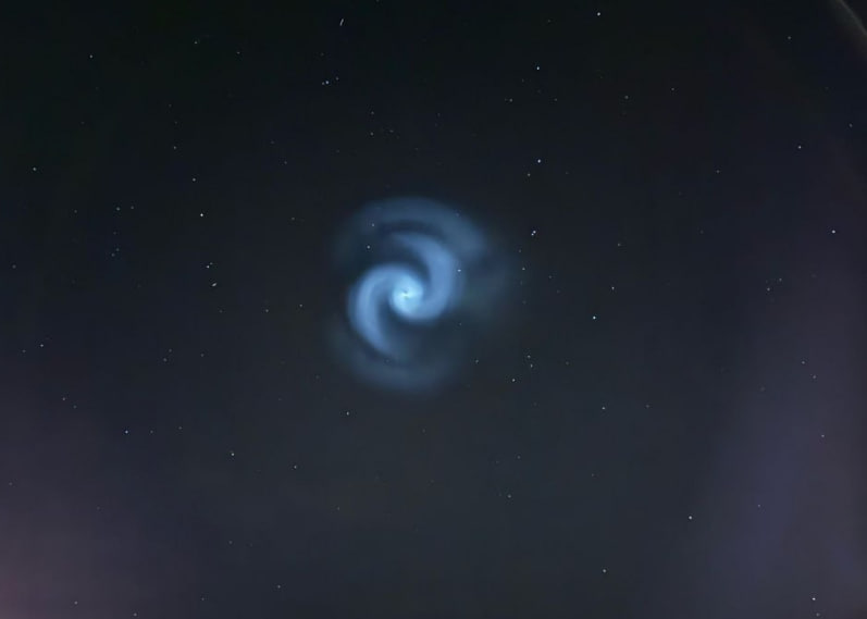 "Не бойтесь": над Россией и Европой заметили странную спираль | Европейцы и россияне увидели в небе светящуюся спираль "Не бойтесь": над Россией и Европой заметили странную спираль | Европейцы и россияне увидели в небе светящуюся спираль