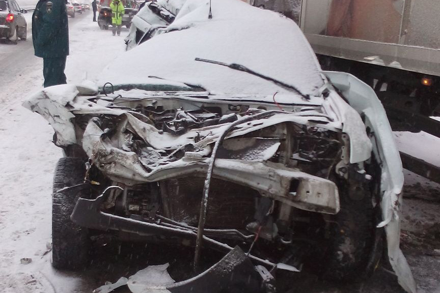 На трассе Екатеринбург-Тюмень произошло столкновение трех машин На трассе Екатеринбург-Тюмень произошло столкновение трех машин