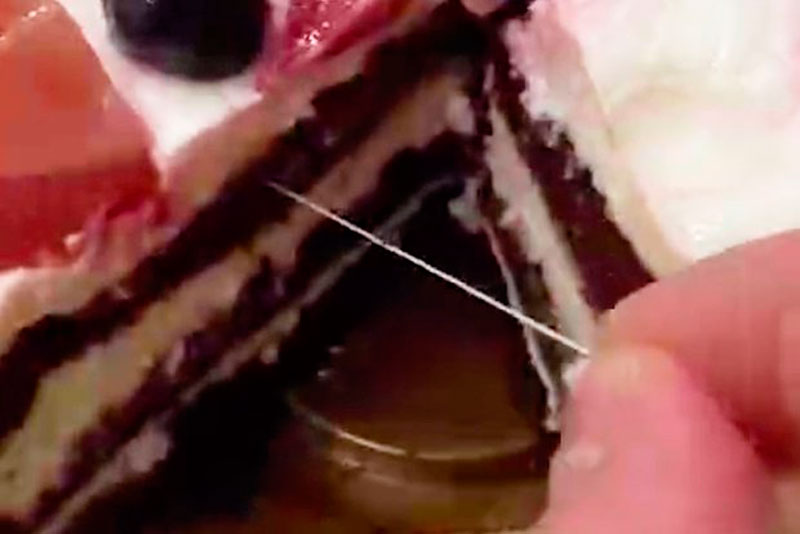 Жительница Москвы купила во «ВкусВилле» торт с зубной нитью | В Москве местная жительница купила торт с зубной нитью во «ВкусВилле» Жительница Москвы купила во «ВкусВилле» торт с зубной нитью | В Москве местная жительница купила торт с зубной нитью во «ВкусВилле»