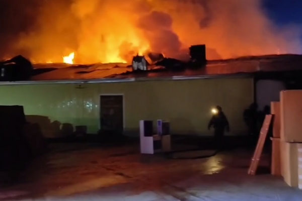 В ходе крупного пожара в Якутске полностью сгорел склад мебельного мазагина | Крупный склад мебели полностью сгорел в Якутске В ходе крупного пожара в Якутске полностью сгорел склад мебельного мазагина | Крупный склад мебели полностью сгорел в Якутске