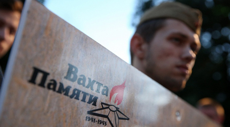 Владимир Путин заступает на "Вахту памяти - 2015" Владимир Путин заступает на "Вахту памяти - 2015"