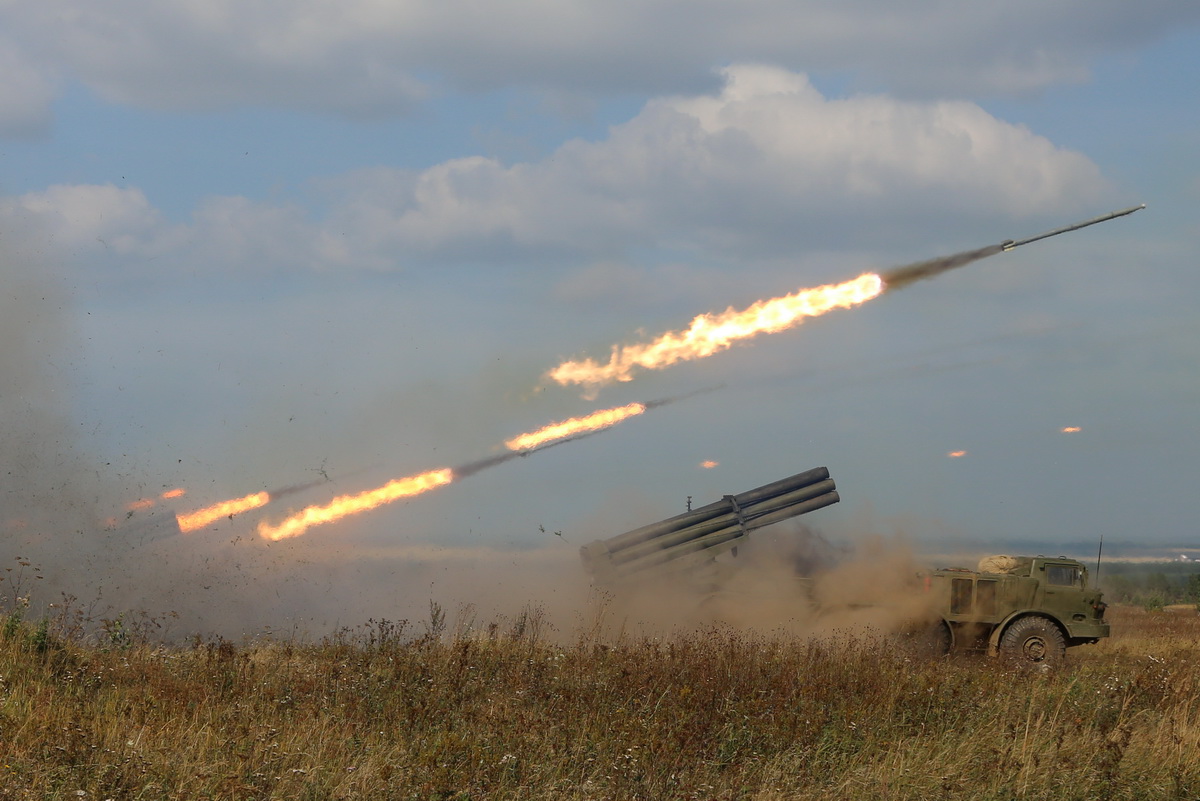 Боевые стрельбы из реактивных систем «Град» и «Ураган» пройдут в Оренбуржье, на Урале и в Сибири Боевые стрельбы из реактивных систем «Град» и «Ураган» пройдут в Оренбуржье, на Урале и в Сибири