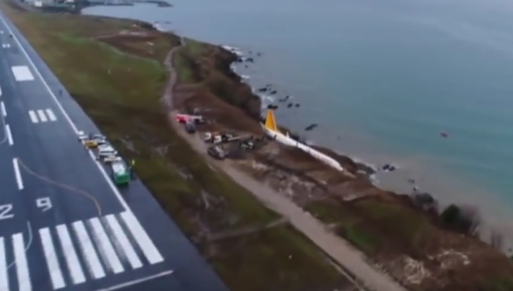 Самолет со 162 пассажирами повис на обрыве в Турции. Видео Самолет со 162 пассажирами повис на обрыве в Турции. Видео