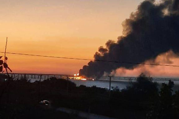 Спасатели потушили пожар на железнодорожном составе с дизельным топливом на Крымском мосту Спасатели потушили пожар на железнодорожном составе с дизельным топливом на Крымском мосту