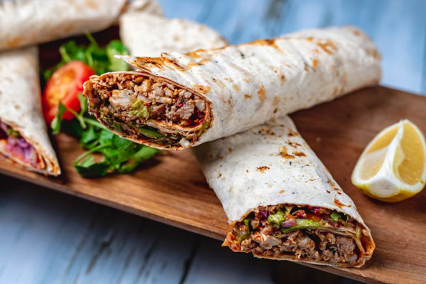 В Москве продавец шаурмы погнался с тесаком за покупателем, который раскритиковал его блюдо В Москве продавец шаурмы погнался с тесаком за покупателем, который раскритиковал его блюдо