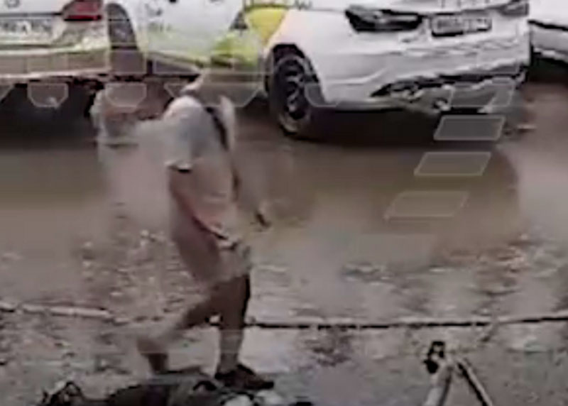 Школьник помог упавшему 83-летнему дедушке укрыться от дождя | В Уфе школьник спас 83-летнего мужчину, который упал с крыльца подъезда