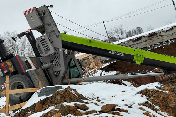 Авария на стройплощадке в Екатеринбурге привела к гибели рабочего | СК выясняет, как рабочего в Екатеринбурге придавил кран Авария на стройплощадке в Екатеринбурге привела к гибели рабочего | СК выясняет, как рабочего в Екатеринбурге придавил кран