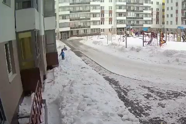 Глыба льда упала на трёхлетнего мальчика в Екатеринбурге Глыба льда упала на трёхлетнего мальчика в Екатеринбурге