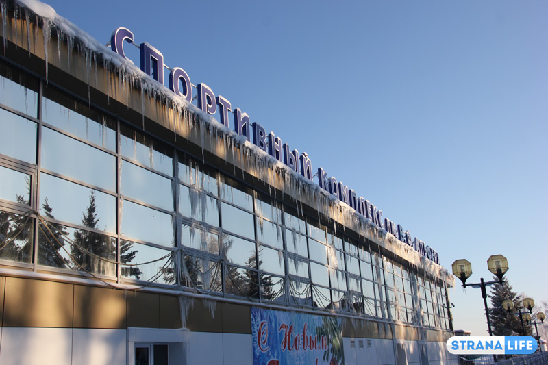 Из-за морозов спортклуб в Тюменской области превратился… в ледяного ежа и «плачет» сосульками. А крыша изначально лавиноопасна! Из-за морозов спортклуб в Тюменской области превратился… в ледяного ежа и «плачет» сосульками. А крыша изначально лавиноопасна!