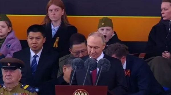 На параде Победы в Москве в кадр попал зевающий за спиной Путина мальчик | Зевающего ребёнка заметили за Путиным на параде Победы