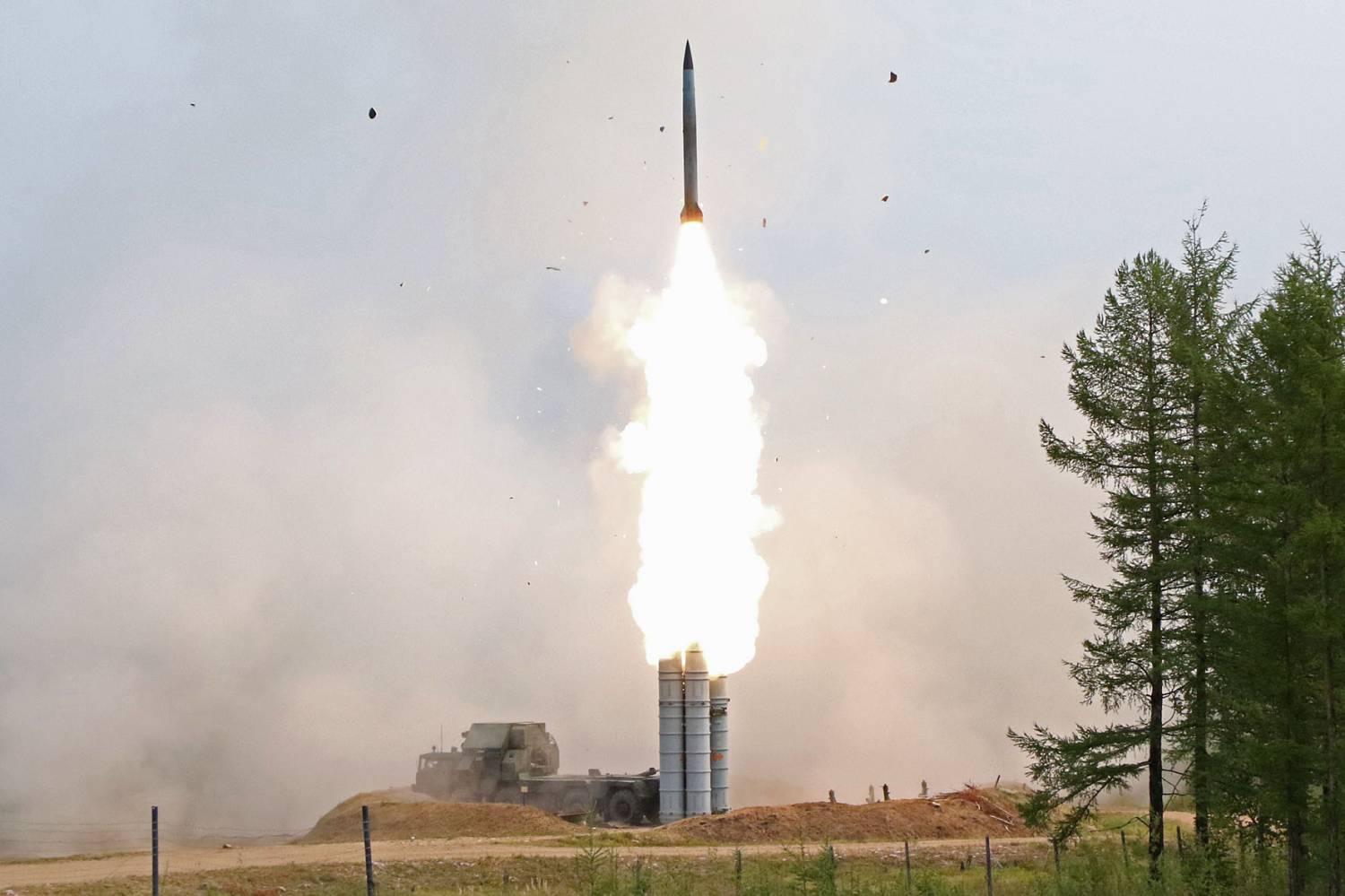 Расчеты С-300, совершив марш протяженностью более 6 тыс. км, отразили массированный ракетно-авиационный удар на полигоне в Бурятии Расчеты С-300, совершив марш протяженностью более 6 тыс. км, отразили массированный ракетно-авиационный удар на полигоне в Бурятии