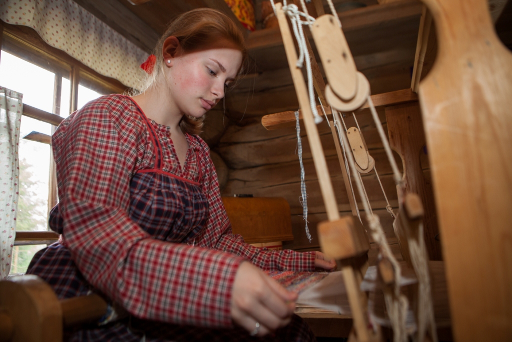 «Ожившие ремесла» в музее «Малые Корелы»: ткачество «Ожившие ремесла» в музее «Малые Корелы»: ткачество
