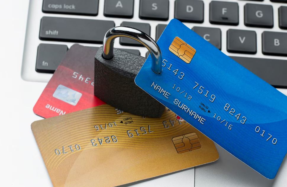 Банки под контроль: в России хотят ограничить число карт до 20 на человека | В РФ могут ограничить число банковских карт до 20 на одного человека