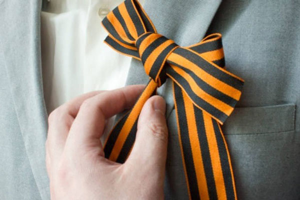 Жителя Брянска посадили под домашний арест за осквернение георгиевской ленточки Жителя Брянска посадили под домашний арест за осквернение георгиевской ленточки