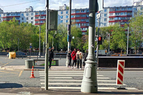 В Москве курьер на электровелосипеде сбил переходившего на зелёный свет мальчика | Курьер на электровелосипеде сбил ребёнка на пешеходном переходе в Москве В Москве курьер на электровелосипеде сбил переходившего на зелёный свет мальчика | Курьер на электровелосипеде сбил ребёнка на пешеходном переходе в Москве