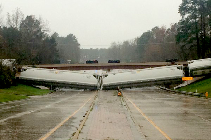 В США поезд сдуло с моста